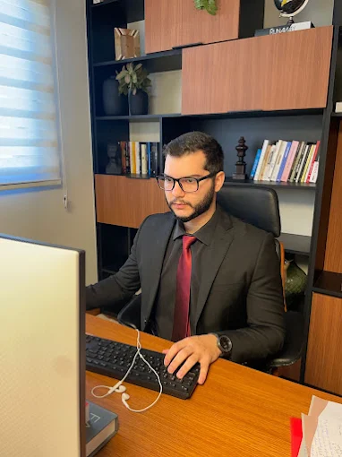 Dr. Rodrigo Carvalho atendendo no escritório